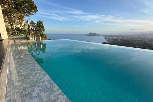 Altea Gales Casa de vacaciones moderna y lujosa en Altea, Costa Blanca, España, con piscina climatizada para 8 personas. La casa se encuentra en una zona costera, residencial y montañosa....