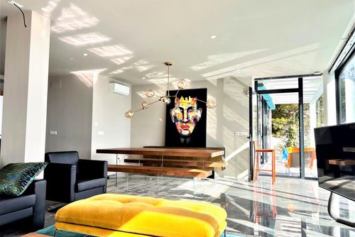 Altea Gales Moderne en luxe vakantiewoning in Altea, Costa Blanca, Spanje met verwarmd zwembad voor 8 personen. De woning is gelegen in een kust-, residentiële en bergachtige omgeving....
