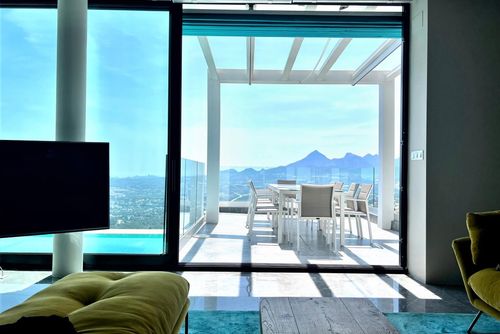 Altea Gales Moderne en luxe vakantiewoning in Altea, Costa Blanca, Spanje met verwarmd zwembad voor 8 personen. De woning is gelegen in een kust-, residentiële en bergachtige omgeving....