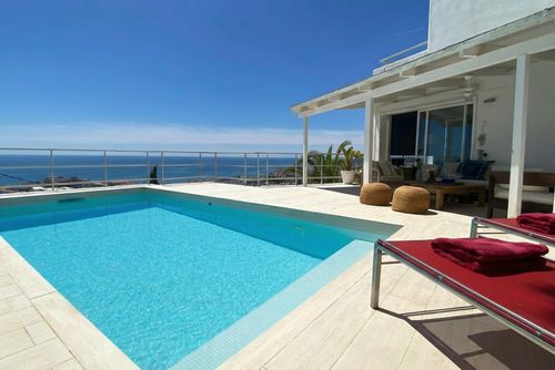 Altavista Amazing View from whole villa 15 minutes walk from beaches   Nice ourtdoor Area   Calm Area Lyxvilla med privat pool i Sitges, Costa Dorada, Spanien för 7 personer. Villan är belägen i ett kuperat och urbant strandområde och ligger 1 km från stranden, en 5-minuters promenad....