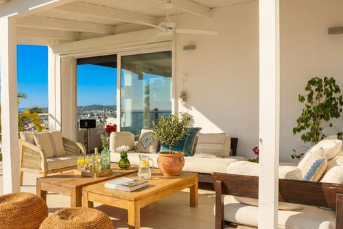 Altavista Amazing View from whole villa 15 minutes walk from beaches   Nice ourtdoor Area   Calm Area Vila mewah dengan kolam renang pribadi di Sitges, Costa Dorada, Spanyol untuk 7 orang. Vila ini terletak di daerah pantai perkotaan yang berbukit dan berjarak 1 km dari pantai, hanya 5 menit berjalan kaki....