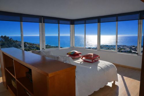 Altavista Amazing View from whole villa 15 minutes walk from beaches   Nice ourtdoor Area   Calm Area Vila mewah dengan kolam renang pribadi di Sitges, Costa Dorada, Spanyol untuk 7 orang. Vila ini terletak di daerah pantai perkotaan yang berbukit dan berjarak 1 km dari pantai, hanya 5 menit berjalan kaki....