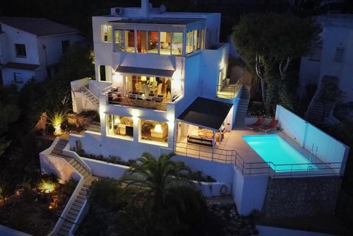 Altavista Amazing View from whole villa 15 minutes walk from beaches   Nice ourtdoor Area   Calm Area Luksusvilla i Sitges, Costa Dorada, Spanien med privat pool til 8 personer. Villaen ligger i et bakket og urbant strandområde og er 1 km fra stranden, cirka en 5-minutters gang....