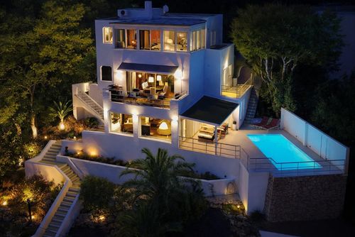 Altavista Amazing View from whole villa 15 minutes walk from beaches   Nice ourtdoor Area   Calm Area Luxury villa in Sitges, Costa Dorada, Spain with private pool for 8 persons. The villa is situated in a hilly and urban beach area and is 1 km from the beach, approximately a 5-minute walk....