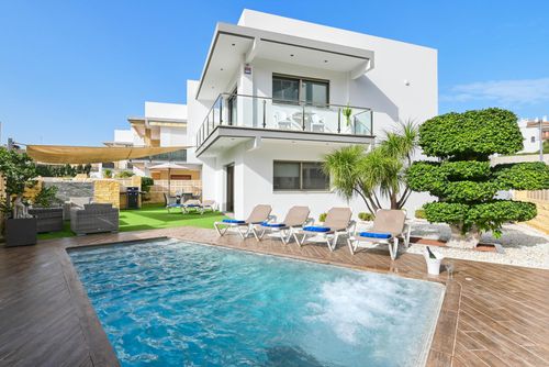 Casa Javi Wunderschöne und luxuriöse Villa in Javea, Costa Blanca, Spanien, mit privatem Pool für 10 Personen. Das Haus befindet sich in einer Wohngegend am Strand, in der Nähe von Restaurants und Bars, Geschäften und Supermärkten, 100 m vom Strand El Arenal, Javea, und 0,1 km vom Mittelmeer, Javea....