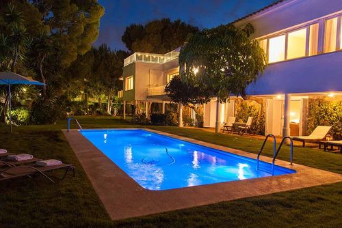 Tupinetti 100 meters from Sitges Beach  800 meters to center    Renewd    Amaizing Garden  One of the best villa of Sitges Luxury villa in Sitges, Costa Dorada, Spain with private pool for 14 persons. The villa is situated in a wooded and urban beach area, close to restaurants and bars and 100 m from Sitges Benaprès beach....