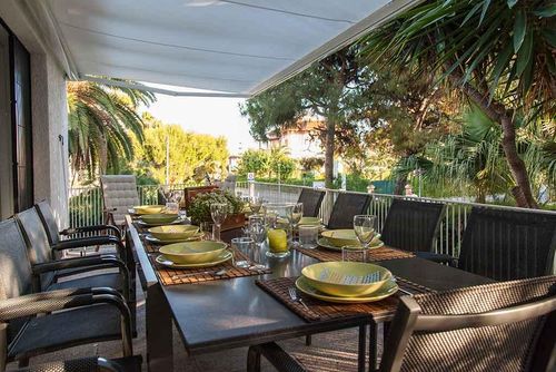 Tupinetti 100 meters from Sitges Beach  800 meters to center    Renewd    Amaizing Garden  One of the best villa of Sitges Luxusvilla in Sitges, Costa Dorada, Spanien, mit privatem Pool für 14 Personen. Die Villa befindet sich in einem bewaldeten und urbanen Strandgebiet, in der Nähe von Restaurants und Bars und nur 100 m vom Strand Sitges Benaprès entfernt....