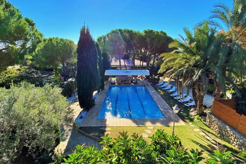 At 8 min walk from beach. Villa El Ranch.    Amaizing Garden   Pool  Jacuzzi XXL   AC    20 minutes  Drive from Sitges   Ideal for big groups Villa cómoda con piscina privada en Sitges, Costa Dorada, España, para 18 personas. La casa está situada en una zona rural, boscosa, urbana y montañosa cerca de una cancha de tenis y a 4 km del pueblo más cercano, que se encuentra a solo 5 minutos en coche....