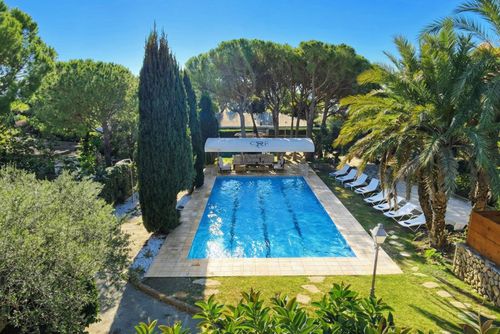 At 8 min walk from beach. Villa El Ranch.    Amaizing Garden   Pool  Jacuzzi XXL   AC    20 minutes  Drive from Sitges   Ideal for big groups Acogedora villa en Sitges, Costa Dorada, España, con piscina privada para 18 personas. La casa se encuentra en una zona rural, boscosa, urbana y montañosa cerca de la playa, a poca distancia de una cancha de tenis y a 4 km del pueblo más cercano, que está a solo 5 minutos en coche....