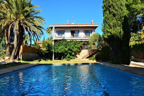 At 8 min walk from beach. Villa El Ranch.    Amaizing Garden   Pool  Jacuzzi XXL   AC    20 minutes  Drive from Sitges   Ideal for big groups Bequeme Villa mit privatem Pool in Sitges, Costa Dorada, Spanien, für 18 Personen. Das Haus befindet sich in einer ländlichen, bewaldeten, städtischen und bergigen Strandgegend, in der Nähe eines Tennisplatzes und 4 km von der nächsten Stadt entfernt, die in 5 Minuten mit dem Auto zu erreichen ist....