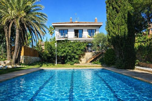 At 8 min walk from beach. Villa El Ranch.    Amaizing Garden   Pool  Jacuzzi XXL   AC    20 minutes  Drive from Sitges   Ideal for big groups 10P Komfortable Villa mit privatem Pool in Sitges, Costa Dorada, Spanien für 10 Personen. Das Haus befindet sich in einem ländlichen, bewaldeten, städtischen und bergigen Strandgebiet, in der Nähe eines Tennisplatzes und 4 km von der nächsten Stadt entfernt, nur 5 Minuten mit dem Auto....