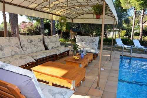At 8 min walk from beach. Villa El Ranch.    Amaizing Garden   Pool  Jacuzzi XXL   AC    20 minutes  Drive from Sitges   Ideal for big groups Komfortable Villa in Sitges, Costa Dorada, Spanien, mit privatem Pool für 18 Personen. Das Haus befindet sich in einer ländlichen, bewaldeten, städtischen und bergigen Strandregion, nahe einem Tennisplatz und 4 km von der nächstgelegenen Stadt entfernt, die in 5 Minuten mit dem Auto zu erreichen ist....