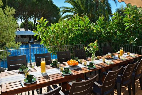 At 8 min walk from beach. Villa El Ranch.    Amaizing Garden   Pool  Jacuzzi XXL   AC    20 minutes  Drive from Sitges   Ideal for big groups 10P Villa cómoda con piscina privada en Sitges, Costa Dorada, España, para 10 personas. La casa se encuentra en una zona costera rural, arbolada y montañosa, cerca de una cancha de tenis y a 4 km de la localidad más cercana, a solo 5 minutos en coche....