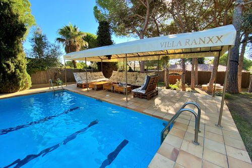 At 8 min walk from beach. Villa El Ranch.    Amaizing Garden   Pool  Jacuzzi XXL   AC    20 minutes  Drive from Sitges   Ideal for big groups Comfortable villa with private pool in Sitges, Costa Dorada, Spain for 18 persons. The house is situated in a rural, wooded, urban and mountainous beach area, close to a tennis court and 4 km from the nearest town, which is a 5-minute drive....