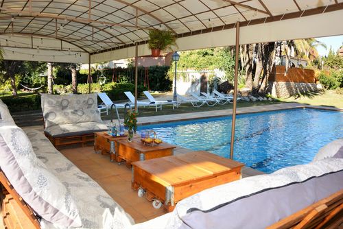 At 8 min walk from beach. Villa El Ranch.    Amaizing Garden   Pool  Jacuzzi XXL   AC    20 minutes  Drive from Sitges   Ideal for big groups Komfortable Villa in Sitges, Costa Dorada, Spanien, mit privatem Pool für 18 Personen. Das Haus befindet sich in einer ländlichen, bewaldeten, städtischen und bergigen Strandregion, nahe einem Tennisplatz und 4 km von der nächstgelegenen Stadt entfernt, die in 5 Minuten mit dem Auto zu erreichen ist....