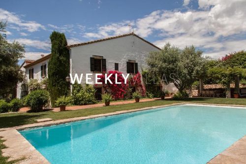 Mas Peirot 20 minutes walk to beaches  Genuine Farmhouse    Garden and Parc 60 Hectares Cunit Bekväm villa i Sitges, Costa Dorada, Spanien med en privat pool för 18 personer. Huset är beläget i ett lantligt, skogbevuxet och bostadsområde vid stranden....