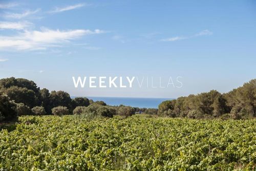 Mas Peirot 20 minutes walk to beaches  Genuine Farmhouse    Garden and Parc 60 Hectares Cunit Comfortabele villa in Sitges, Costa Dorada, Spanje met een privézwembad voor 18 personen. Het huis is gelegen in een landelijke, bosrijke en residentiële badplaats....