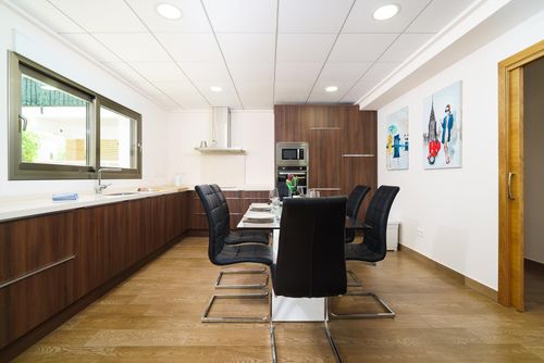 Casa Javi 4 pax Wspaniała i luksusowa willa w Xàbia, Costa Blanca, Hiszpania, z prywatnym basenem dla 4 osób. Dom położony jest w rezydencyjnej okolicy plażowej, blisko restauracji, barów, sklepów i supermarketów, 100 m od plaży El Arenal w Xàbia i 0,1 km od wybrzeża Mediterraneo, Xàbia....