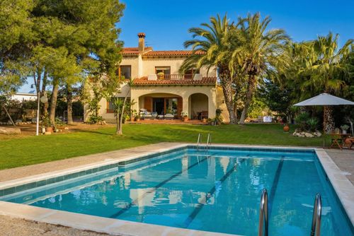 Only a 10-minute drive from Sitges. Villa Colibri. 10 minutes walk to the beach  Amazing Garden  Tradicional Villa Comfortable villa in Sitges, Costa Dorada, Spain, with private pool for 12 persons. The house is situated in a wooded and urban beach area, close to a tennis court, 1 km from Playa de Miramar de Vilanova i la Geltrú beach and 4 km from the nearest town....