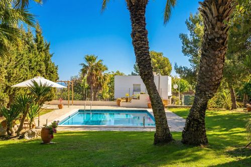 Only a 10-minute drive from Sitges. Villa Colibri. 10 minutes walk to the beach  Amazing Garden  Tradicional Villa Behagelig villa i Sitges, Costa Dorada, Spanien med privat pool til 12 personer. Huset ligger i et skovrigt og urbant strandområde, tæt på en tennisbane, 1 km fra Playa de Miramar de Vilanova i la Geltrú strand og 4 km fra den nærmeste by....