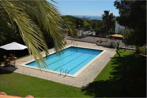 Only a 10-minute drive from Sitges. Villa Colibri. 10 minutes walk to the beach  Amazing Garden  Tradicional Villa Komfortable Villa in Sitges, Costa Dorada, Spanien, mit privatem Pool für 12 Personen. Das Haus befindet sich in einer bewaldeten und städtischen Strandgegend, in der Nähe eines Tennisplatzes, 1 km vom Playa de Miramar de Vilanova i la Geltrú entfernt und 4 km von der nächstgelegenen Stadt....