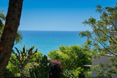 Only a 10-minute drive from Sitges. Villa Colibri. 10 minutes walk to the beach  Amazing Garden  Tradicional Villa Comfortabele villa in Sitges, Costa Dorada, Spanje, met privézwembad voor 12 personen. Het huis is gelegen in een bosrijke en stedelijke strandomgeving, dichtbij een tennisbaan, 1 km van het strand Playa de Miramar de Vilanova i la Geltrú en 4 km van de dichtstbijzijnde stad....