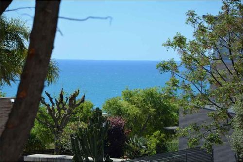 Only a 10-minute drive from Sitges. Villa Colibri. 10 minutes walk to the beach  Amazing Garden  Tradicional Villa Comfortabele villa in Sitges, Costa Dorada, Spanje, met privézwembad voor 12 personen. Het huis is gelegen in een bosrijke en stedelijke strandomgeving, dichtbij een tennisbaan, 1 km van het strand Playa de Miramar de Vilanova i la Geltrú en 4 km van de dichtstbijzijnde stad....