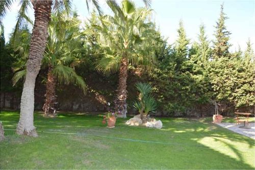 Only a 10-minute drive from Sitges. Villa Colibri. 10 minutes walk to the beach  Amazing Garden  Tradicional Villa Comfortable villa in Sitges, Costa Dorada, Spain, with private pool for 12 persons. The house is situated in a wooded and urban beach area, close to a tennis court, 1 km from Playa de Miramar de Vilanova i la Geltrú beach and 4 km from the nearest town....