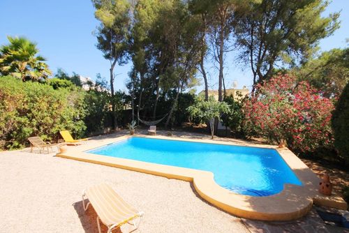 Perret Charmante villa rustique à Javea, Costa Blanca, Espagne, avec piscine privée pour 8 personnes. La maison est située dans une zone côtière et résidentielle....