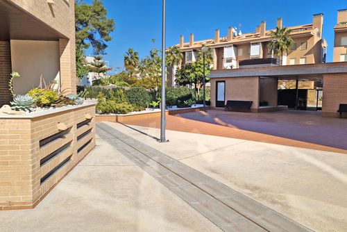 Brisas del Arenal Appartement moderne et luxueux à Javea, Costa Blanca, Espagne, avec piscine commune pour 4 personnes. L'appartement est situé dans une zone urbaine proche de la plage, à proximité de restaurants et de bars, de boutiques et de supermarchés, et se trouve à 50 m de la plage d'Arenal Javea....