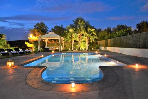 At 10 minutes drive from Sitges Villa La Calma   High Comodity  Amaizing  outdoor Area  Natural  Parc  at 300 meters Mooie en comfortabele villa met privézwembad in Sitges, Costa Dorada, Spanje voor 9 personen. Het huis is gelegen in een heuvelachtig, landelijk, bosrijk en residentieel strandgebied en ligt op 4 km van San Pere de Ribes....