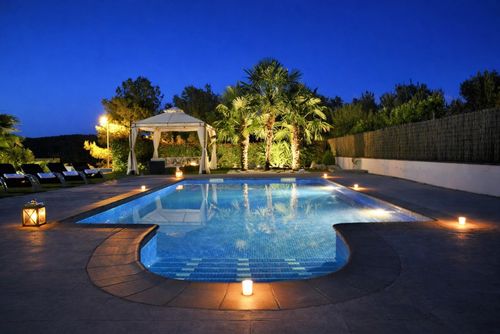 At 10 minutes drive from Sitges Villa La Calma   High Comodity  Amaizing  outdoor Area  Natural  Parc  at 300 meters Beautiful and comfortable villa with private pool in Sitges, Costa Dorada, Spain for 9 persons. The house is situated in a hilly, rural, wooded, and residential beach area and is 4 km from San Pere de Ribes....