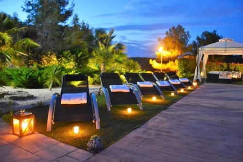 At 10 minutes drive from Sitges Villa La Calma   High Comodity  Amaizing  outdoor Area  Natural  Parc  at 300 meters Smuk og komfortabel villa med privat pool i Sitges, Costa Dorada, Spanien til 9 personer. Huset ligger i et bakket, landligt, skovklædt og boligområde tæt på stranden og er 4 km fra San Pedro de Ribas....