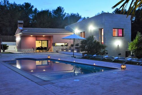 At 10 minutes drive from Sitges Villa La Calma   High Comodity  Amaizing  outdoor Area  Natural  Parc  at 300 meters Mooie en comfortabele villa met privé zwembad in Sitges, Costa Dorada, Spanje voor 9 personen. Het huis is gelegen in een heuvelachtige, landelijke, bosrijke en residentiële kustgebied en ligt op 4 km van San Pedro de Ribas....