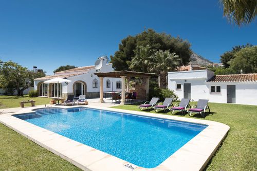 Villa Seniola Hermosa y cómoda casa de vacaciones con piscina climatizada en Jávea, Costa Blanca, España, para 6 personas. La casa está situada en una zona residencial y montañosa, a 4 km de la playa....
