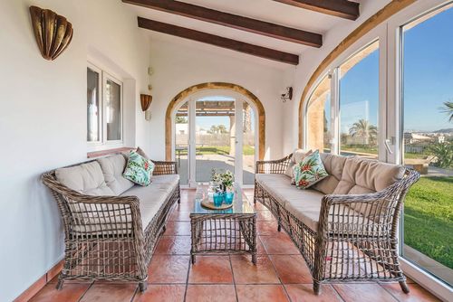 Villa Seniola Hermosa y cómoda casa de vacaciones con piscina climatizada en Jávea, Costa Blanca, España, para 6 personas. La casa está situada en una zona residencial y montañosa, a 4 km de la playa....
