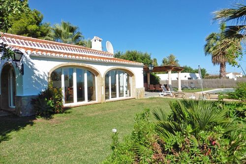 Villa Seniola Hermosa y cómoda casa de vacaciones con piscina climatizada en Jávea, Costa Blanca, España, para 6 personas. La casa está situada en una zona residencial y montañosa, a 4 km de la playa....