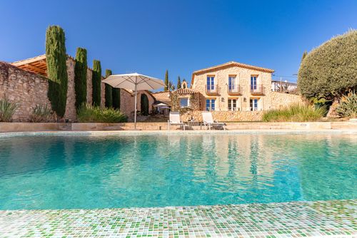At 10 minutes drive from Sitges- Casa de Piedra   Farmhouse with high Design and  Comodity Villa de lujo con piscina privada en Sitges, Costa Dorada, España, para 10 personas. La villa se encuentra en una zona rural, boscosa, residencial y montañosa cerca de la playa....
