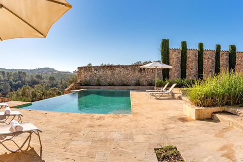 At 10 minutes drive from Sitges- Casa de Piedra   Farmhouse with high Design and  Comodity Luxe villa in Sitges, Costa Dorada, Spanje met privézwembad voor 10 personen. De villa is gelegen in een landelijk, bosrijk, residentieel en bergachtig strandgebied....