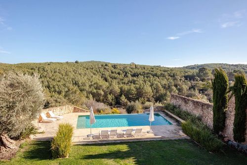 At 10 minutes drive from Sitges- Casa de Piedra   Farmhouse with high Design and  Comodity Villa de luxe avec piscine privée à Sitges, Costa Dorada, Espagne, pour 10 personnes. La villa est située dans une zone résidentielle rurale, boisée et montagneuse près de la plage....