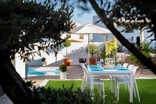 Villa Ampaeus: Salir Do Porto, São Martinho Do Porto, Portugal. Garden and swimming pool and Outdoor furniture