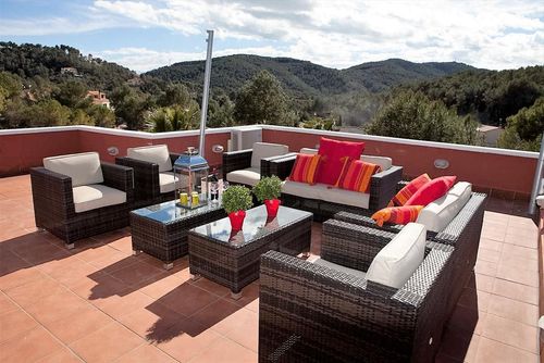 Just 10 minutes' drive from Sitges. El Olivo. High Comodity Pool Heated 30 degrees Optional Villa cómoda en Sitges, Costa Dorada, España, con piscina climatizada para 10 personas. La casa está situada en una zona rural, boscosa, urbana y montañosa cerca de una cancha de tenis y a 4 km de un trayecto de 5 minutos....