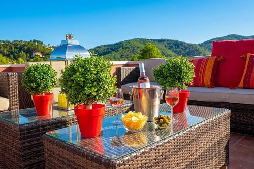 Just 10 minutes' drive from Sitges. El Olivo. High Comodity Pool Heated 30 degrees Optional Bequeme Villa in Sitges, Costa Dorada, Spanien mit beheiztem Pool für 10 Personen. Das Haus befindet sich in einer ländlichen, bewaldeten, städtischen und bergigen Strandgegend, in der Nähe eines Tennisplatzes und 4 km von einem 5-minütigen Fahrweg entfernt....
