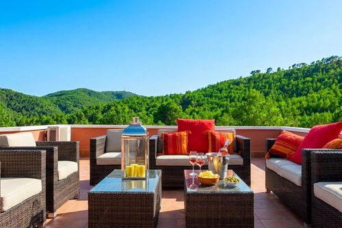 Just 10 minutes' drive from Sitges. El Olivo. High Comodity Pool Heated 30 degrees Optional Bequeme Villa in Sitges, Costa Dorada, Spanien mit beheiztem Pool für 10 Personen. Das Haus befindet sich in einer ländlichen, bewaldeten, städtischen und bergigen Strandgegend, in der Nähe eines Tennisplatzes und 4 km von einem 5-minütigen Fahrweg entfernt....