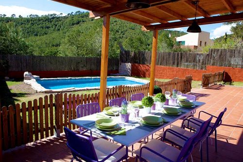 Just 10 minutes' drive from Sitges. El Olivo. High Comodity Pool Heated 30 degrees Optional Vila yang nyaman di Sitges, Costa Dorada, Spanyol dengan kolam renang hangat untuk 10 orang. Rumah ini terletak di daerah pantai pedesaan yang dikelilingi hutan, perkotaan, dan pegunungan, dekat dengan lapangan tenis dan 4 km dari perjalanan 5 menit....