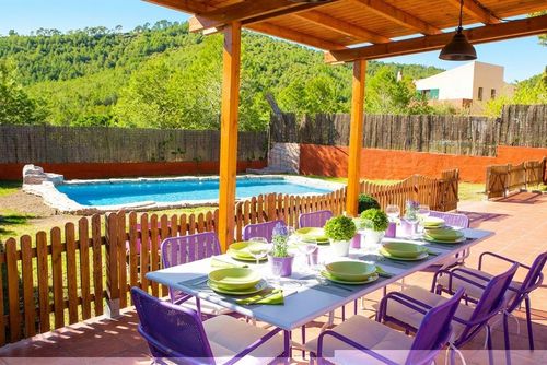 Just 10 minutes' drive from Sitges. El Olivo. High Comodity Pool Heated 30 degrees Optional Vila yang nyaman di Sitges, Costa Dorada, Spanyol dengan kolam renang hangat untuk 10 orang. Rumah ini terletak di daerah pantai pedesaan yang dikelilingi hutan, perkotaan, dan pegunungan, dekat dengan lapangan tenis dan 4 km dari perjalanan 5 menit....