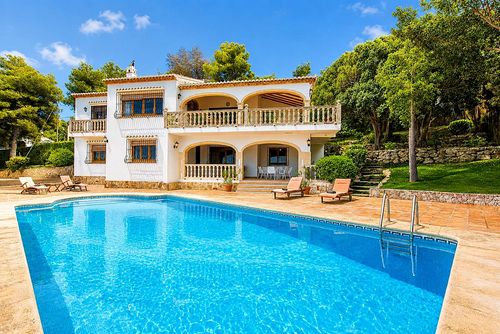 Laurel Groot en aangenaam vakantiehuis in Jávea, Costa Blanca, Spanje met een privézwembad voor 10 personen. Het huis is gelegen in een residentiële strandwijk....