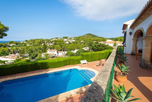 Laurel Großes und angenehmes Ferienhaus in Jávea, Costa Blanca, Spanien mit privatem Pool für 10 Personen. Das Haus liegt in einer Wohngegend nahe dem Strand....