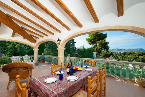 Laurel Groot en aangenaam vakantiehuis in Jávea, Costa Blanca, Spanje met een privézwembad voor 10 personen. Het huis is gelegen in een residentiële strandwijk....