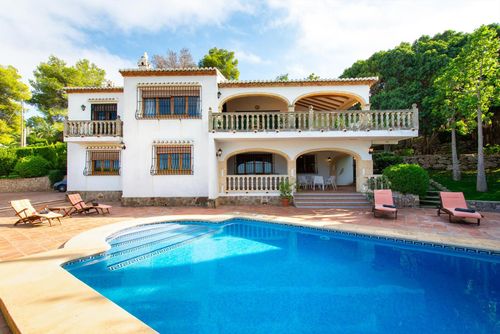 Laurel 8 pax Grande e incantevole casa vacanza a Javea, Costa Blanca, Spagna con piscina privata per 8 persone. La casa è situata in una zona residenziale vicino alla spiaggia....